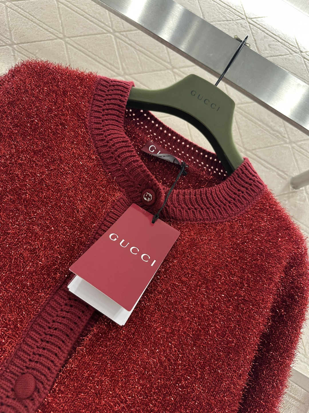 ♥Gucc*♥2026新品上架 亮闪银丝圆领针织开衫定制YB棉毛纱线织造，质感高级，舒适柔软，圆领纽扣针