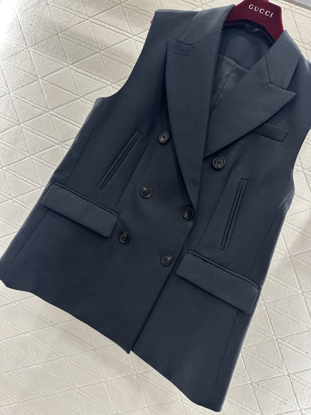 ♥Gucc*♥2026新品上架 廓形西装马甲长裤套装定制YB进口羊毛混纺材质，质感光泽高级，垂顺有型，微