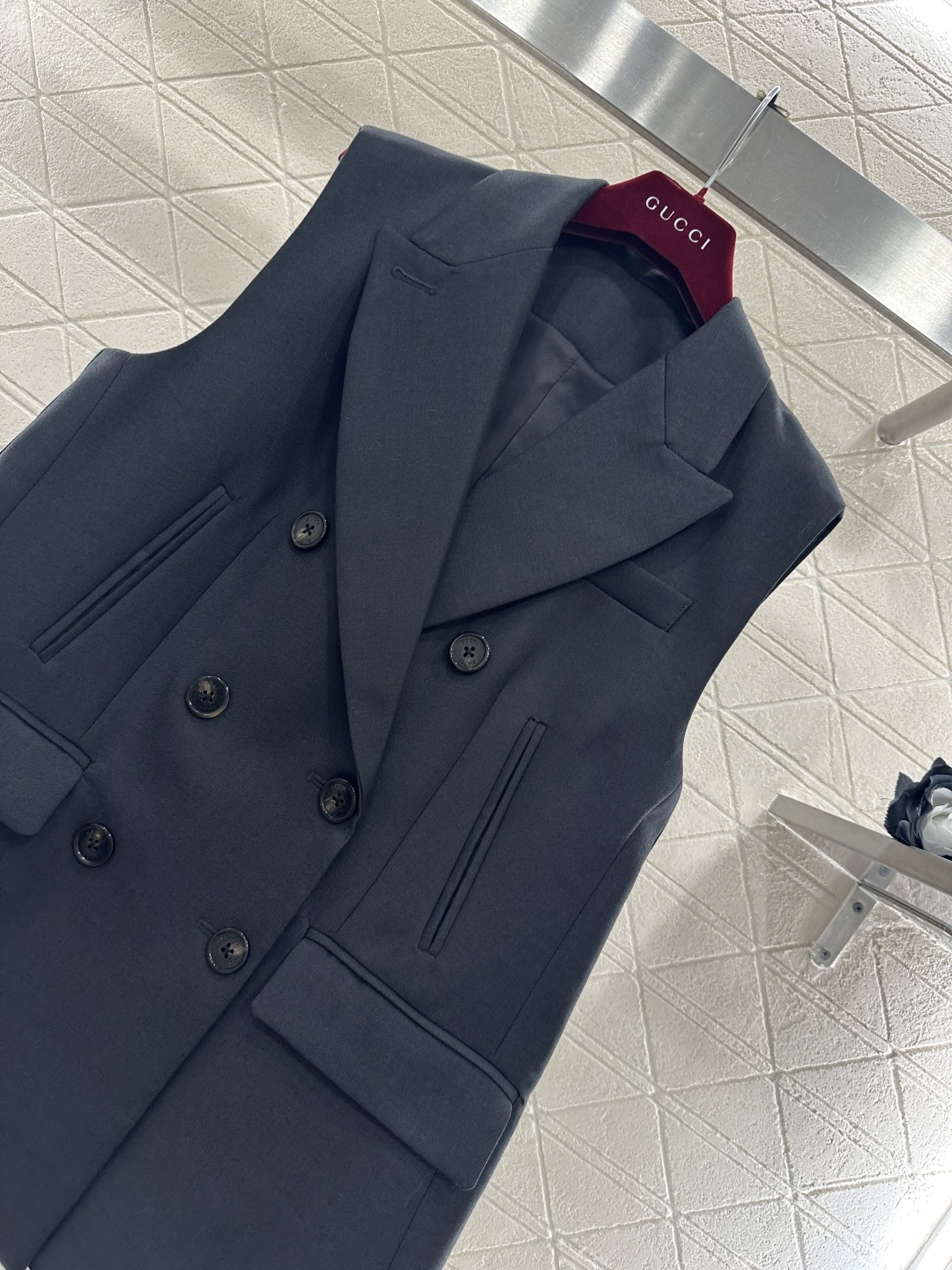 ♥Gucc*♥2026新品上架 廓形西装马甲长裤套装定制YB进口羊毛混纺材质，质感光泽高级，垂顺有型，微