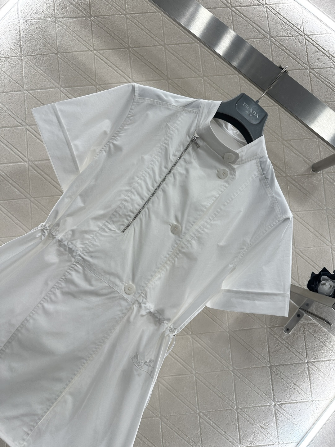 ♥Herme*♥2026新品上架 立领解构设计感短袖衬衫裙定制YB斜纹全棉材质，质感细腻，穿搭舒适，小立