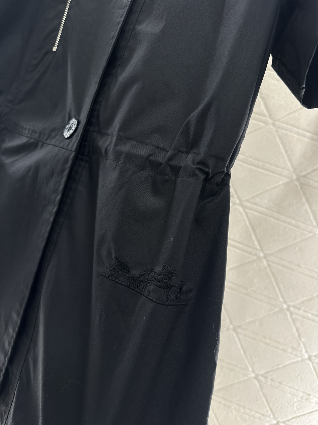 ♥Herme*♥2026新品上架 立领解构设计感短袖衬衫裙定制YB斜纹全棉材质，质感细腻，穿搭舒适，小立