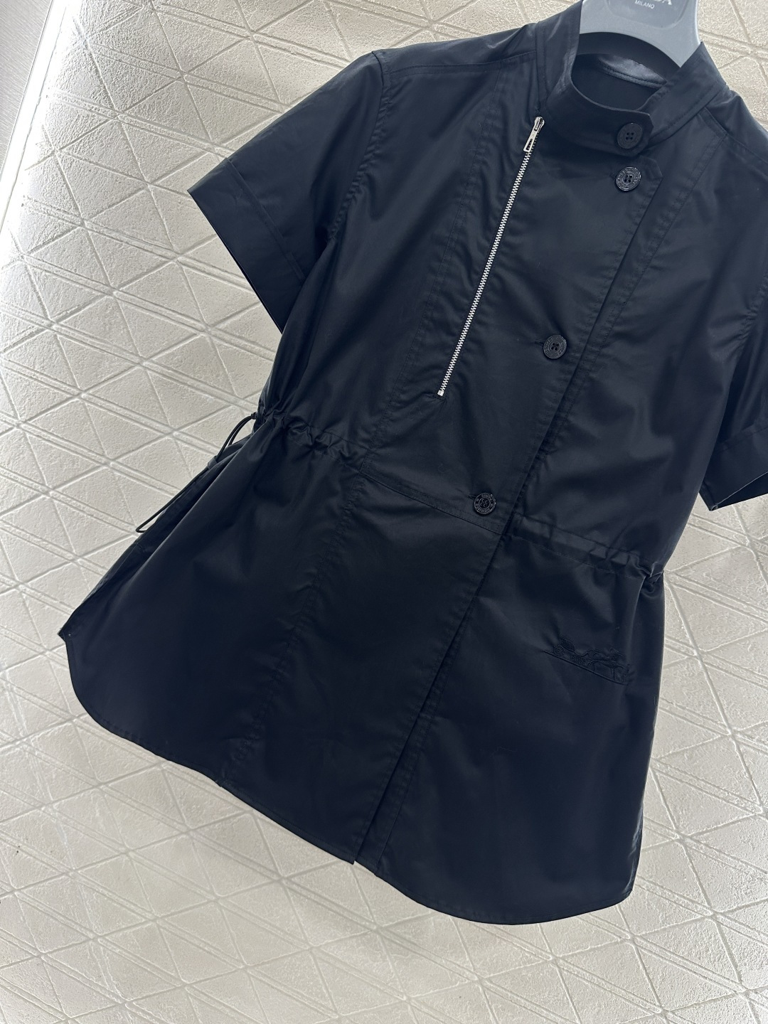 ♥Herme*♥2026新品上架 立领解构设计感短袖衬衫裙定制YB斜纹全棉材质，质感细腻，穿搭舒适，小立