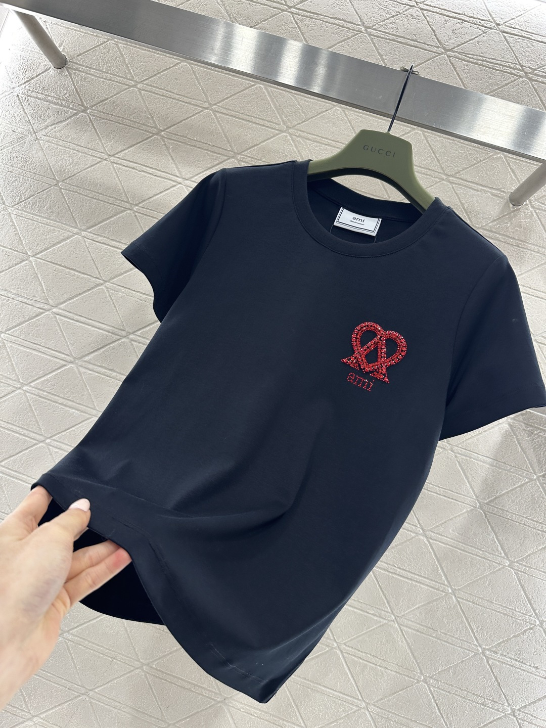 ♥Ami*♥2026新品上架 钉珠字母徽标𝑇𝑒𝑒定制YB丝光全棉材质，透气舒适，质感十足，正肩常规短袖T
