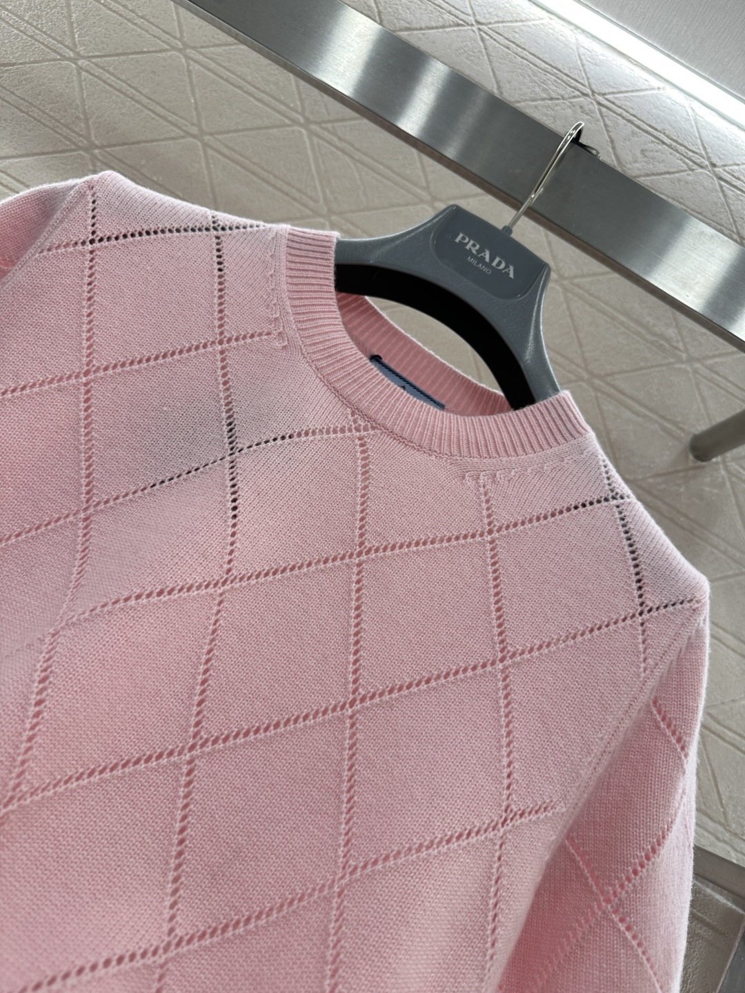 ♥Prad*♥2026新品上架 菱格针织短袖定制YB羊毛纱线织造，穿搭舒适，质感十足，圆领针织短袖裁剪，