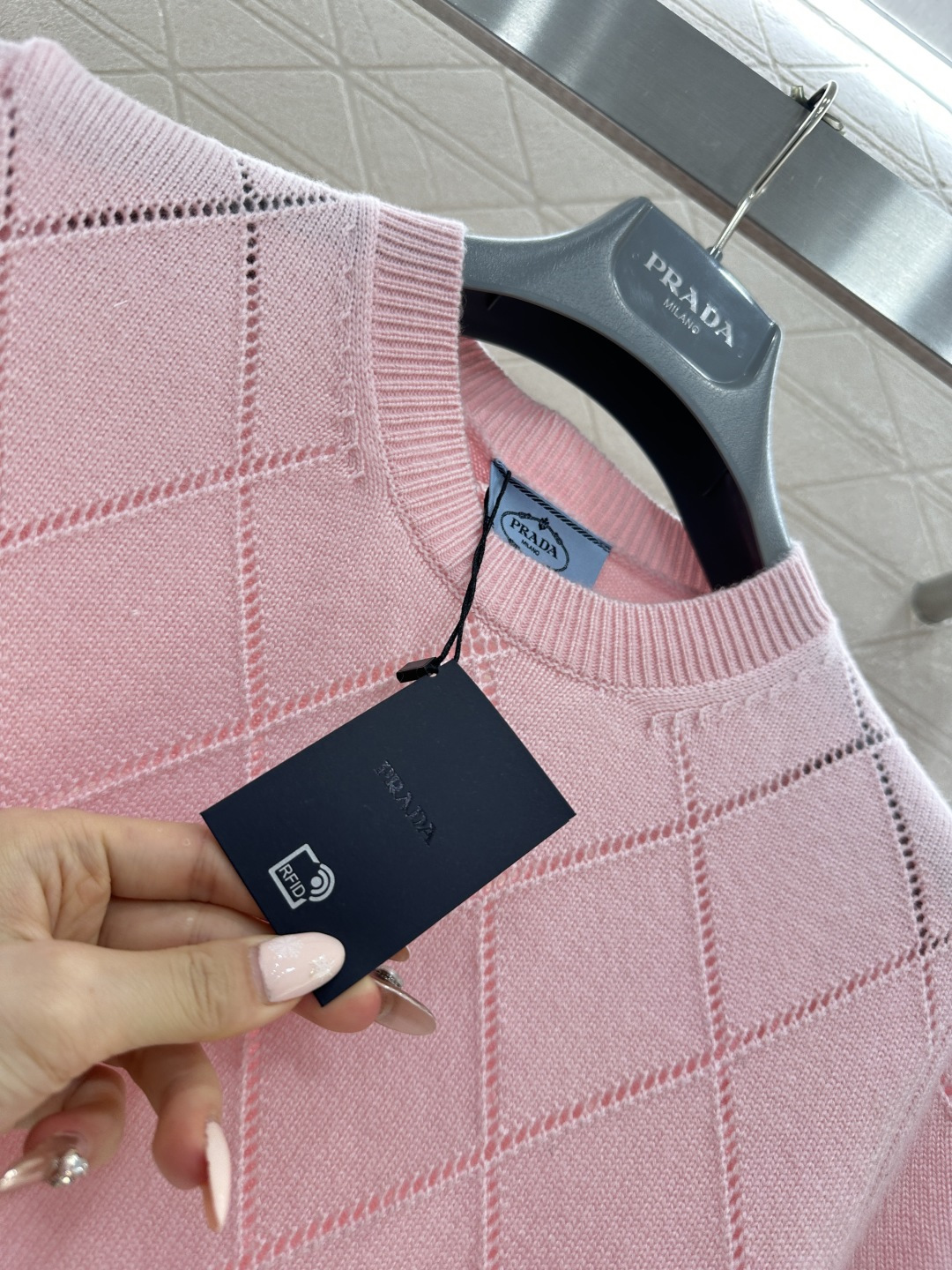 ♥Prad*♥2026新品上架 菱格针织短袖定制YB羊毛纱线织造，穿搭舒适，质感十足，圆领针织短袖裁剪，