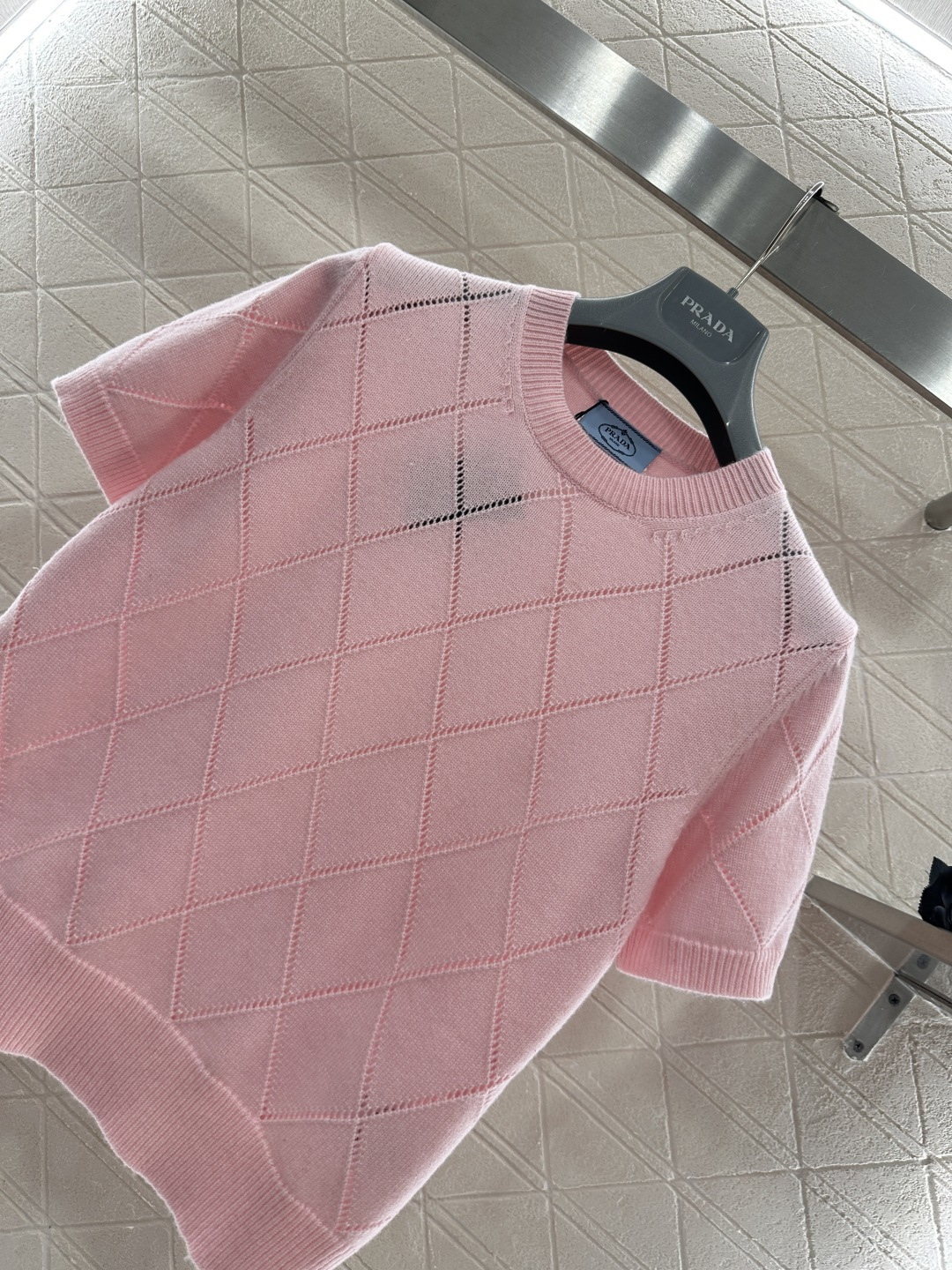 ♥Prad*♥2026新品上架 菱格针织短袖定制YB羊毛纱线织造，穿搭舒适，质感十足，圆领针织短袖裁剪，