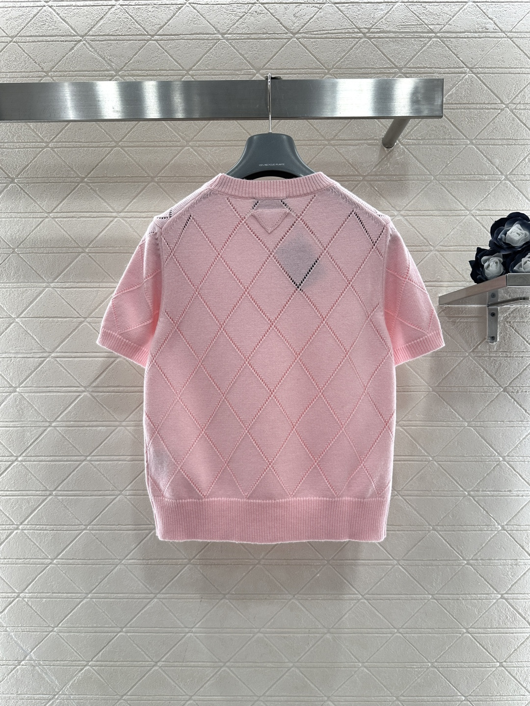 ♥Prad*♥2026新品上架 菱格针织短袖定制YB羊毛纱线织造，穿搭舒适，质感十足，圆领针织短袖裁剪，