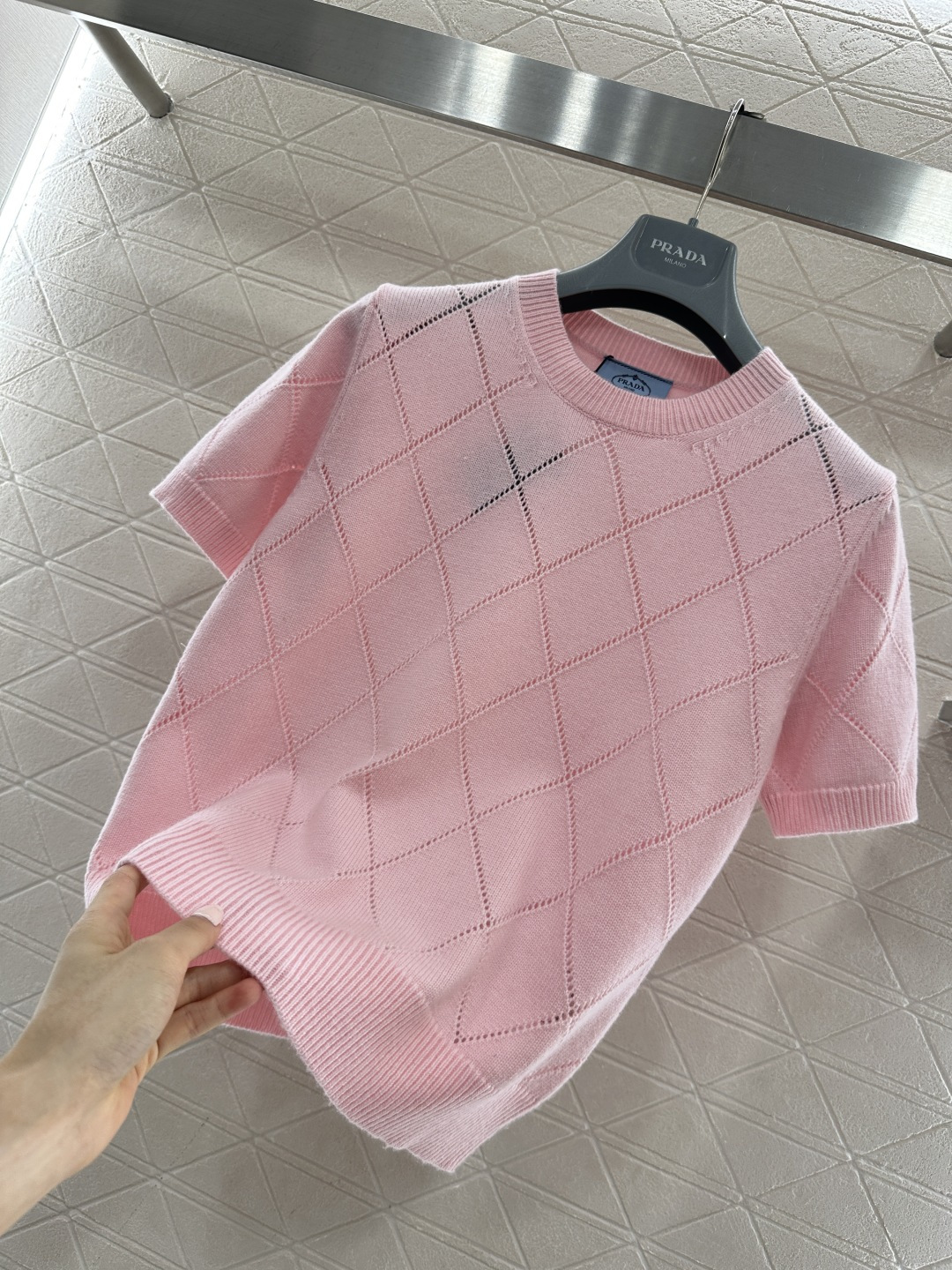 ♥Prad*♥2026新品上架 菱格针织短袖定制YB羊毛纱线织造，穿搭舒适，质感十足，圆领针织短袖裁剪，