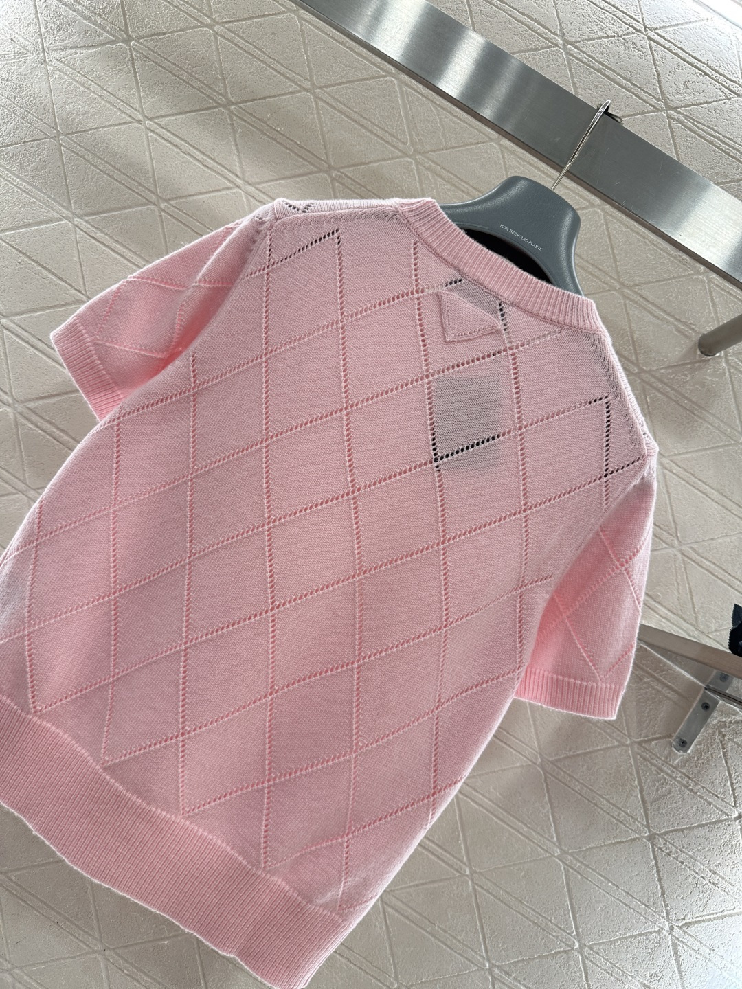 ♥Prad*♥2026新品上架 菱格针织短袖定制YB羊毛纱线织造，穿搭舒适，质感十足，圆领针织短袖裁剪，