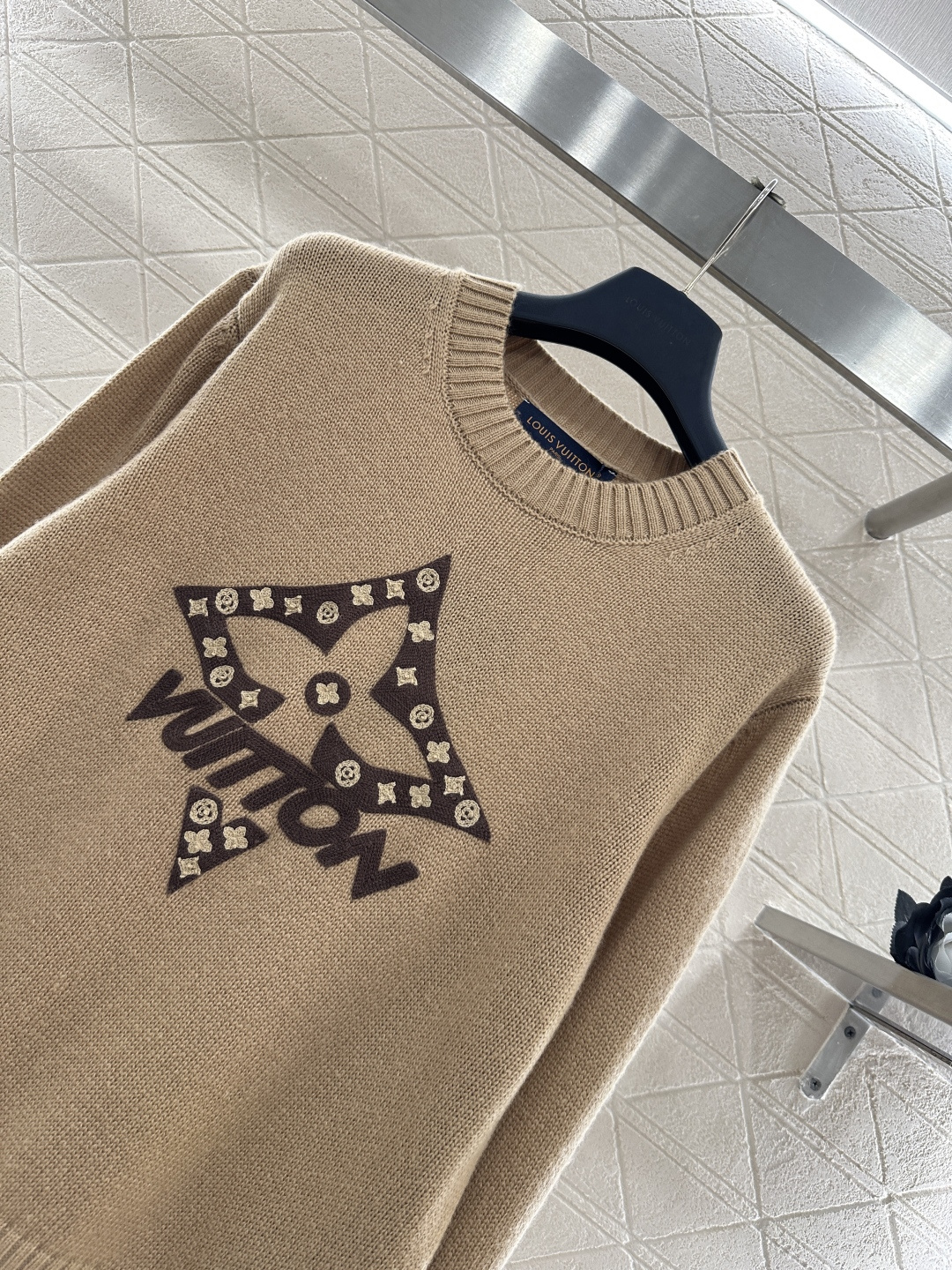 ♥Louis vuitto*♥2026新品上架 四叶草撞色刺绣针织毛衣定制YB羊绒纱线织造，穿搭舒适，质