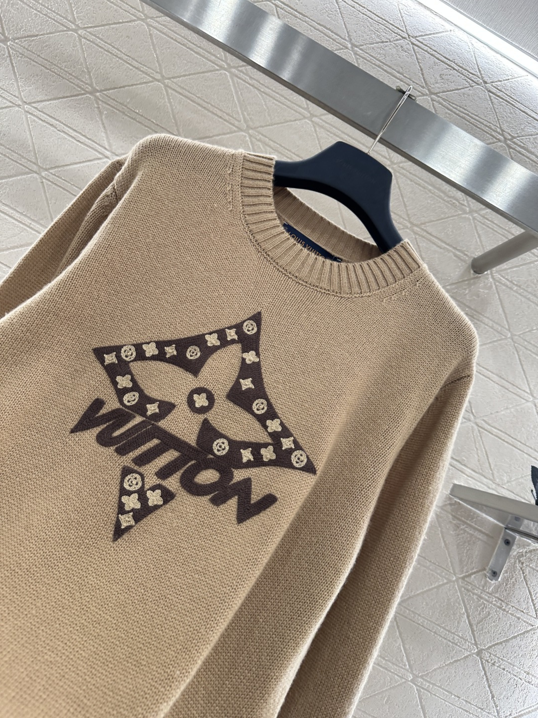 ♥Louis vuitto*♥2026新品上架 四叶草撞色刺绣针织毛衣定制YB羊绒纱线织造，穿搭舒适，质