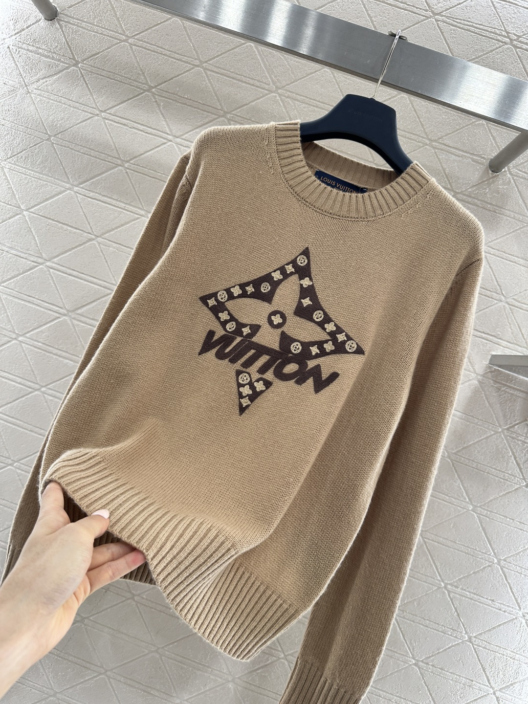 ♥Louis vuitto*♥2026新品上架 四叶草撞色刺绣针织毛衣定制YB羊绒纱线织造，穿搭舒适，质