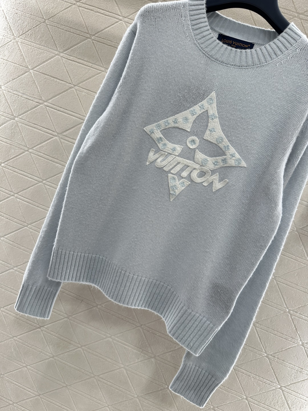 ♥Louis vuitto*♥2026新品上架 四叶草撞色刺绣针织毛衣定制YB羊绒纱线织造，穿搭舒适，质