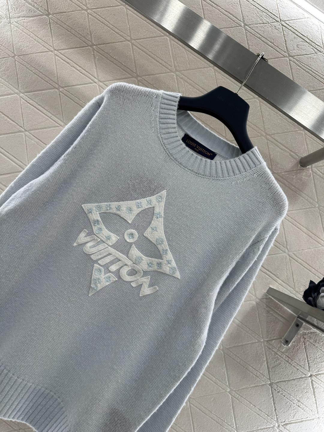 ♥Louis vuitto*♥2026新品上架 四叶草撞色刺绣针织毛衣定制YB羊绒纱线织造，穿搭舒适，质