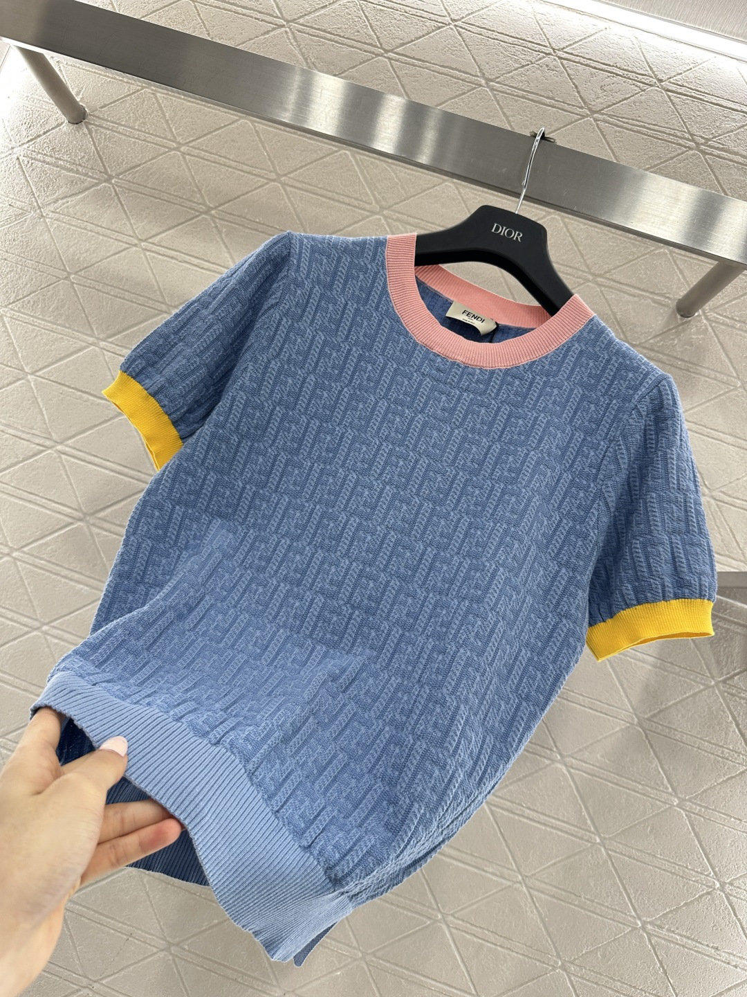 ♥Fend*♥2025新品上架 提花圆领针织短袖定制YB丝毛针织材质，质感高级，舒适柔软，圆领针织短袖剪