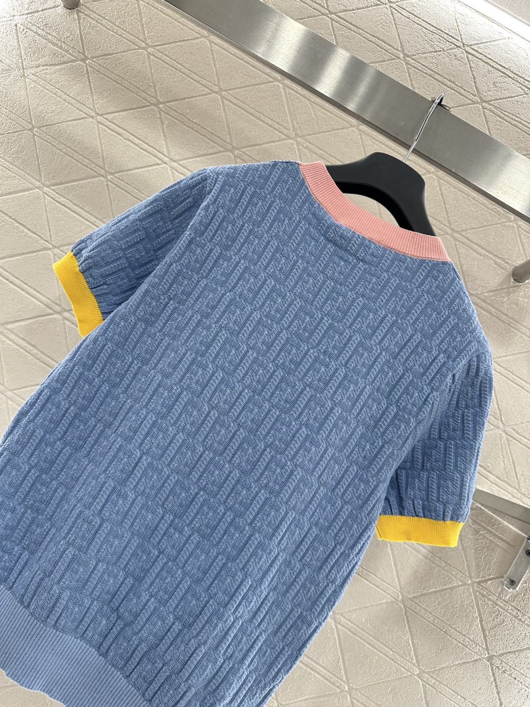 ♥Fend*♥2025新品上架 提花圆领针织短袖定制YB丝毛针织材质，质感高级，舒适柔软，圆领针织短袖剪