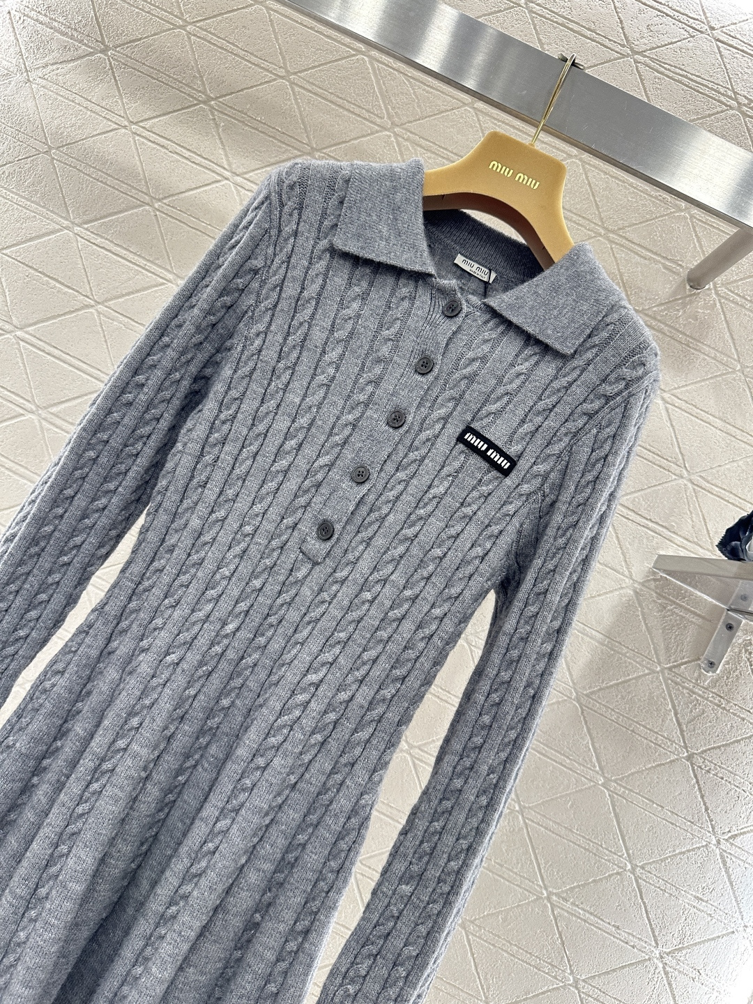 ♥Miumi*♥2026新品上架 翻领麻花针织连衣裙定制YB羊毛纱线织造，质感高级，舒适柔软，翻领针织长