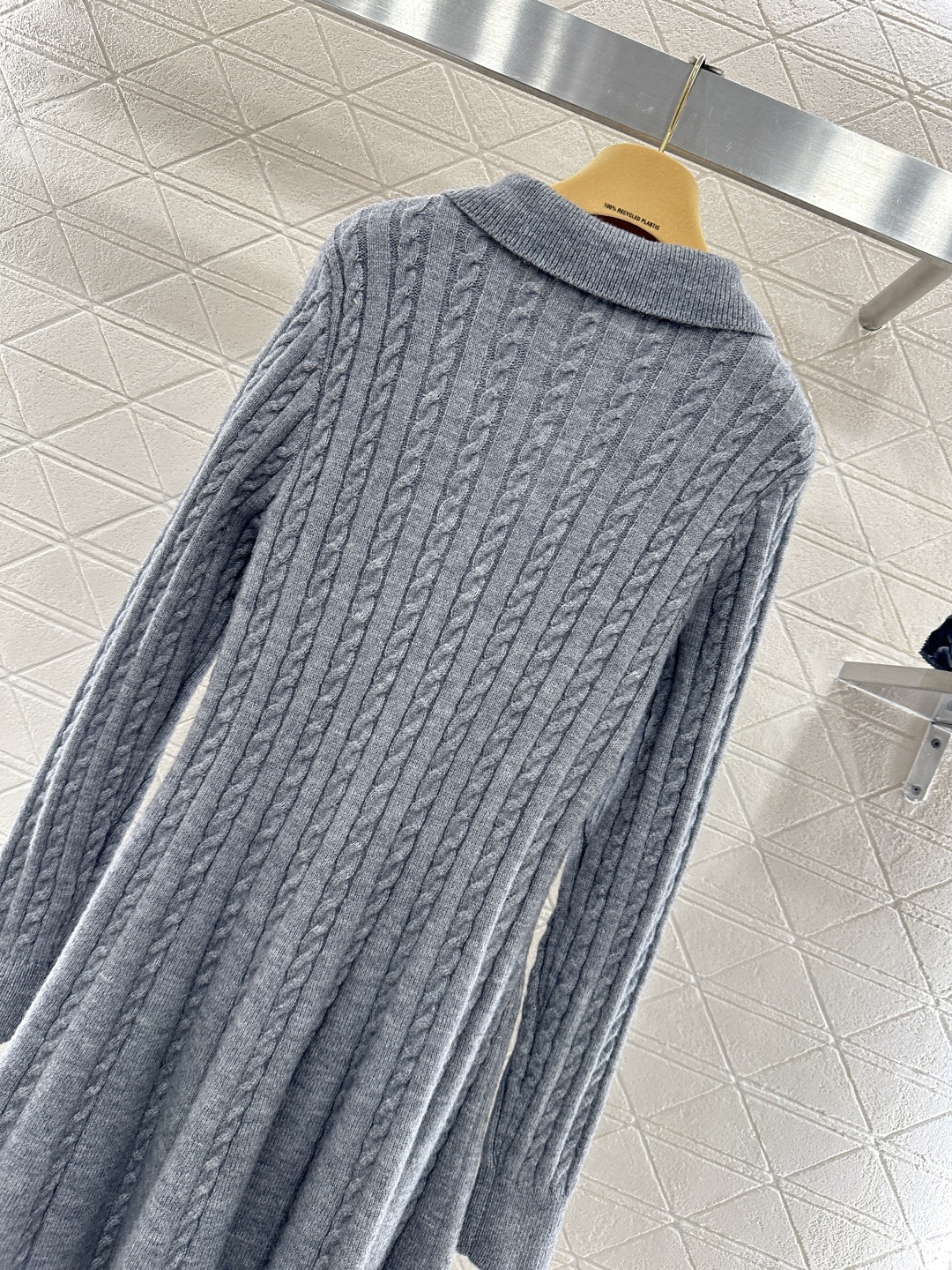 ♥Miumi*♥2026新品上架 翻领麻花针织连衣裙定制YB羊毛纱线织造，质感高级，舒适柔软，翻领针织长