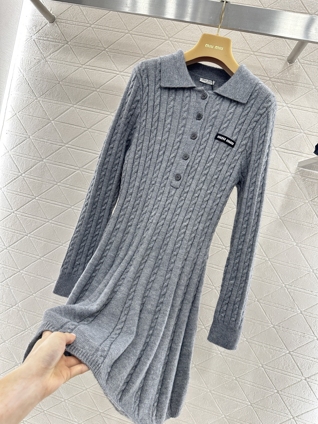 ♥Miumi*♥2026新品上架 翻领麻花针织连衣裙定制YB羊毛纱线织造，质感高级，舒适柔软，翻领针织长