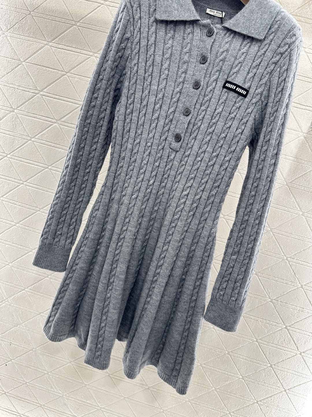 ♥Miumi*♥2026新品上架 翻领麻花针织连衣裙定制YB羊毛纱线织造，质感高级，舒适柔软，翻领针织长