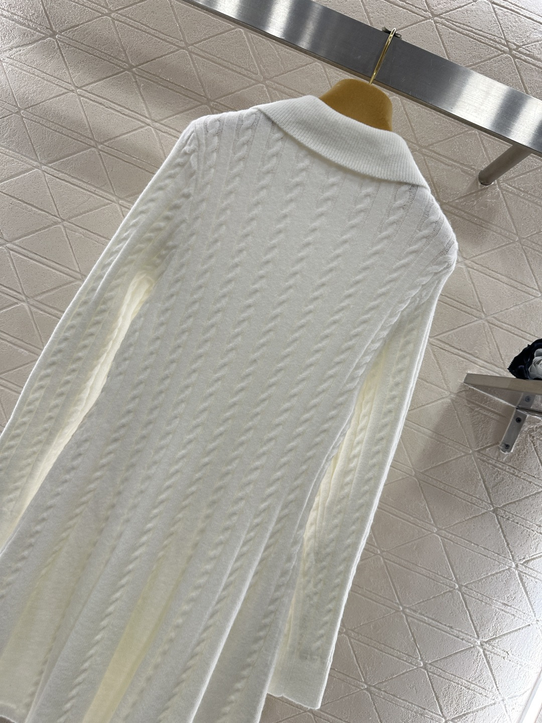 ♥Miumi*♥2026新品上架 翻领麻花针织连衣裙定制YB羊毛纱线织造，质感高级，舒适柔软，翻领针织长