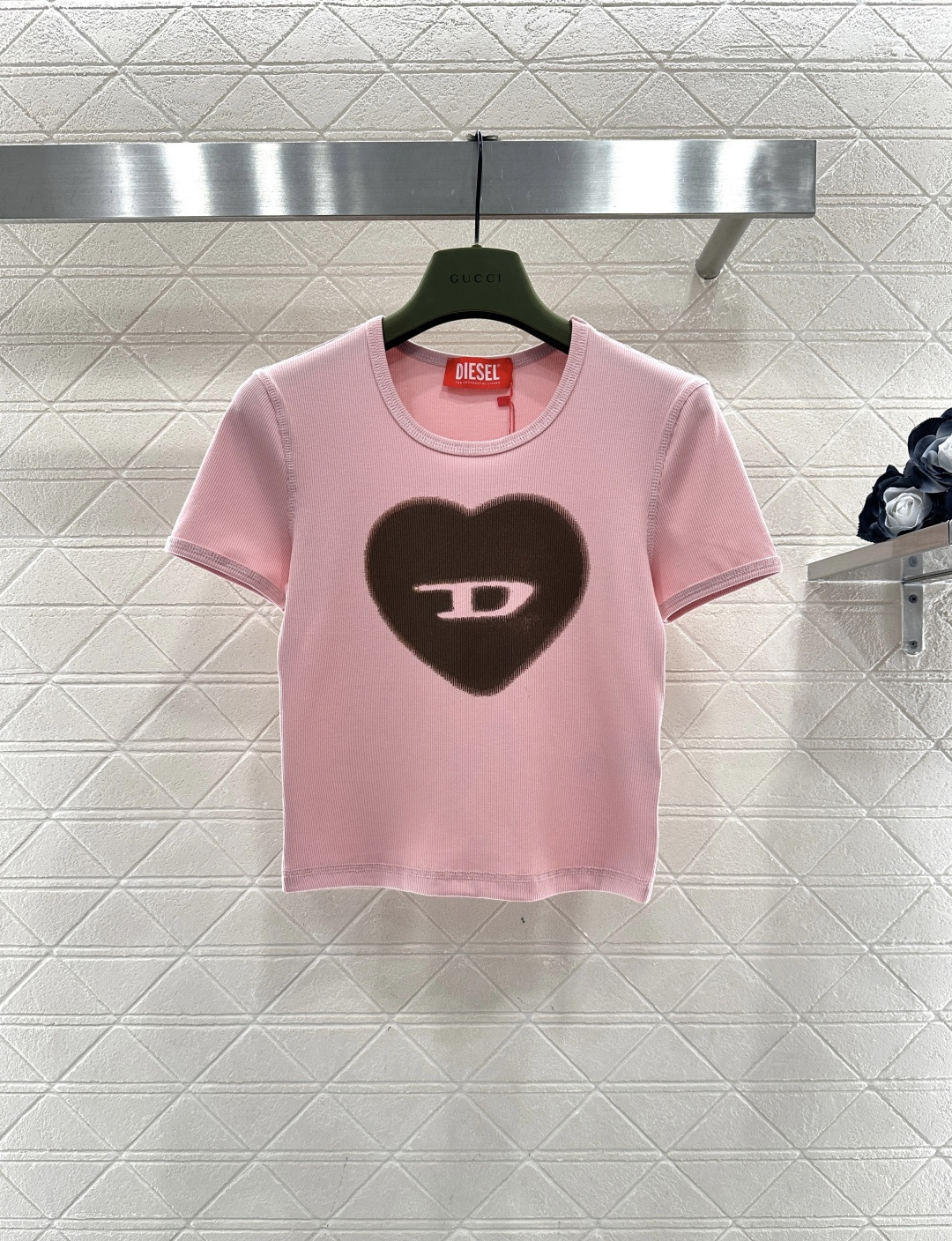 ♥Dise*♥2026新品上架 爱心修身𝑇𝑒𝑒定制YB原生全棉材质，穿搭舒适，质感十足，圆领短款裁剪，米