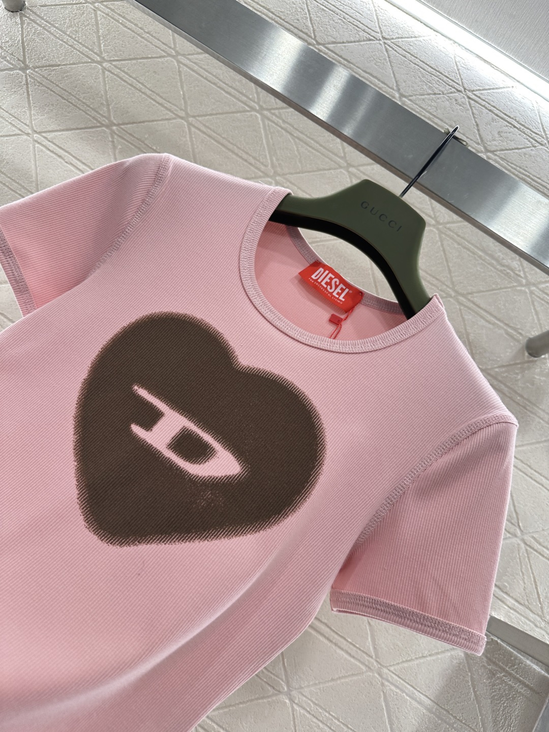 ♥Dise*♥2026新品上架 爱心修身𝑇𝑒𝑒定制YB原生全棉材质，穿搭舒适，质感十足，圆领短款裁剪，米