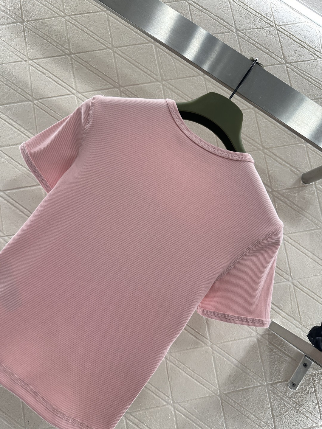 ♥Dise*♥2026新品上架 爱心修身𝑇𝑒𝑒定制YB原生全棉材质，穿搭舒适，质感十足，圆领短款裁剪，米