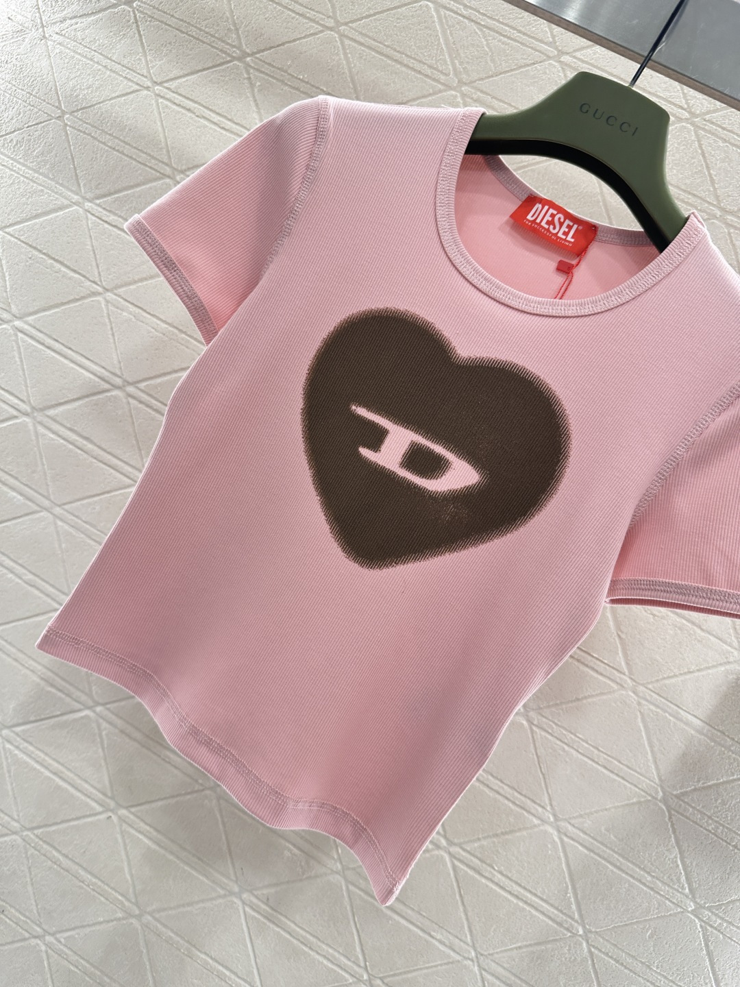 ♥Dise*♥2026新品上架 爱心修身𝑇𝑒𝑒定制YB原生全棉材质，穿搭舒适，质感十足，圆领短款裁剪，米