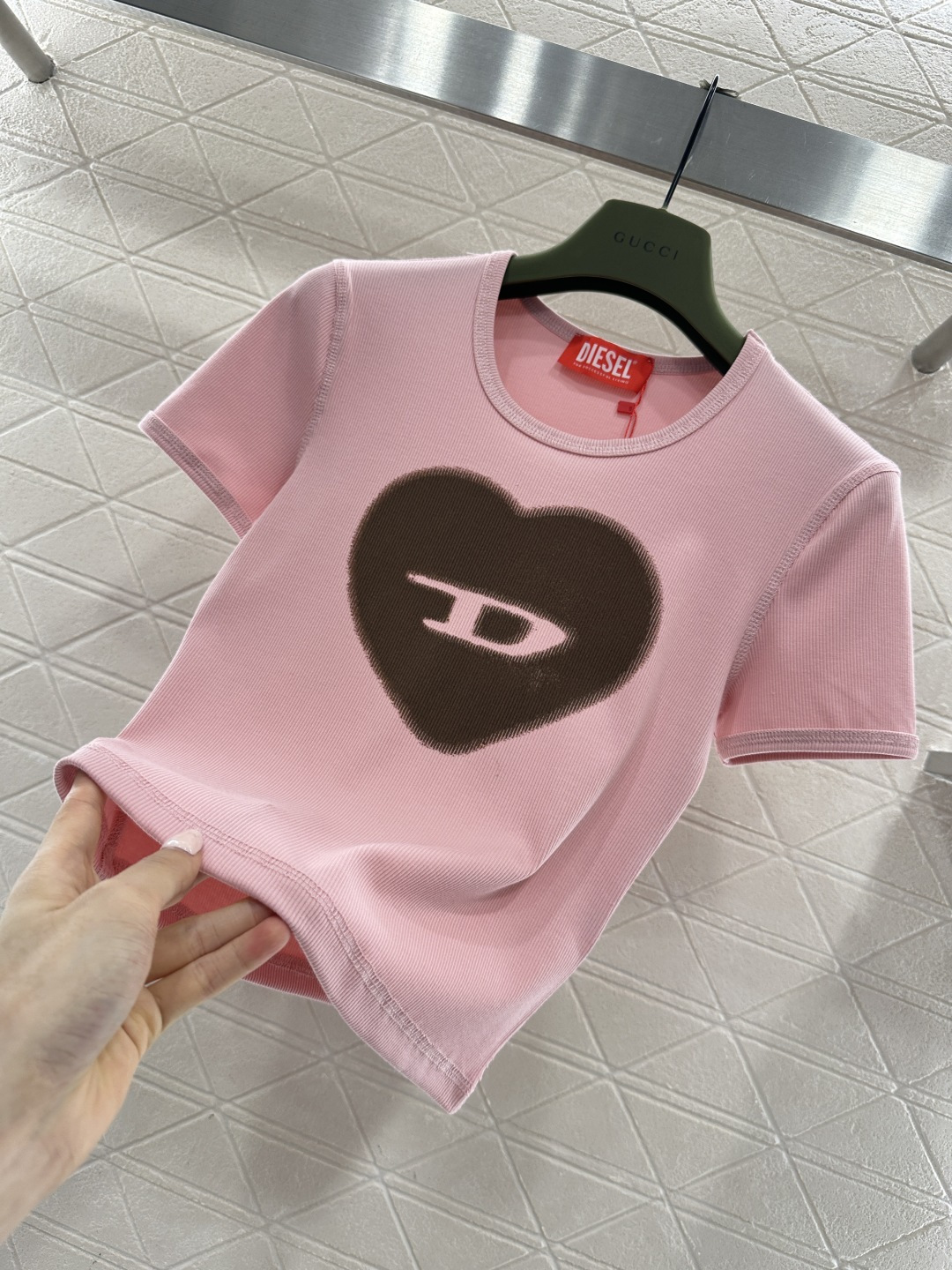 ♥Dise*♥2026新品上架 爱心修身𝑇𝑒𝑒定制YB原生全棉材质，穿搭舒适，质感十足，圆领短款裁剪，米