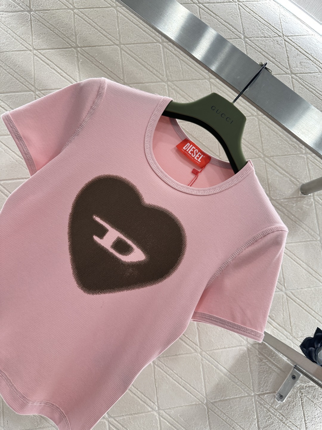 ♥Dise*♥2026新品上架 爱心修身𝑇𝑒𝑒定制YB原生全棉材质，穿搭舒适，质感十足，圆领短款裁剪，米