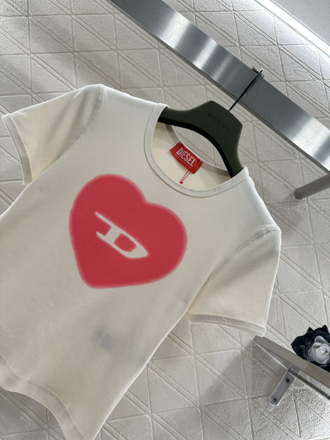 ♥Dise*♥2026新品上架 爱心修身𝑇𝑒𝑒定制YB原生全棉材质，穿搭舒适，质感十足，圆领短款裁剪，米