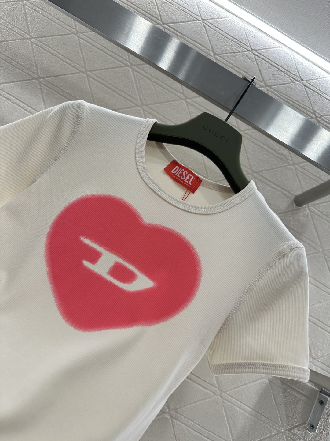 ♥Dise*♥2026新品上架 爱心修身𝑇𝑒𝑒定制YB原生全棉材质，穿搭舒适，质感十足，圆领短款裁剪，米