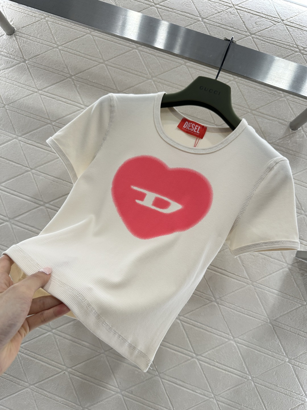 ♥Dise*♥2026新品上架 爱心修身𝑇𝑒𝑒定制YB原生全棉材质，穿搭舒适，质感十足，圆领短款裁剪，米