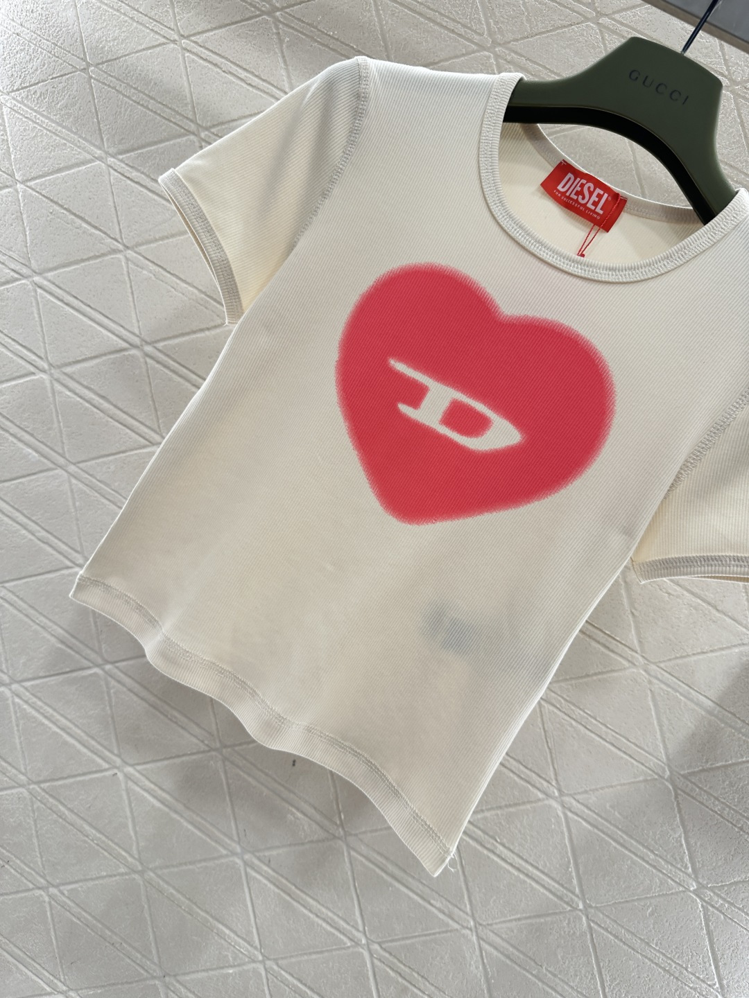 ♥Dise*♥2026新品上架 爱心修身𝑇𝑒𝑒定制YB原生全棉材质，穿搭舒适，质感十足，圆领短款裁剪，米