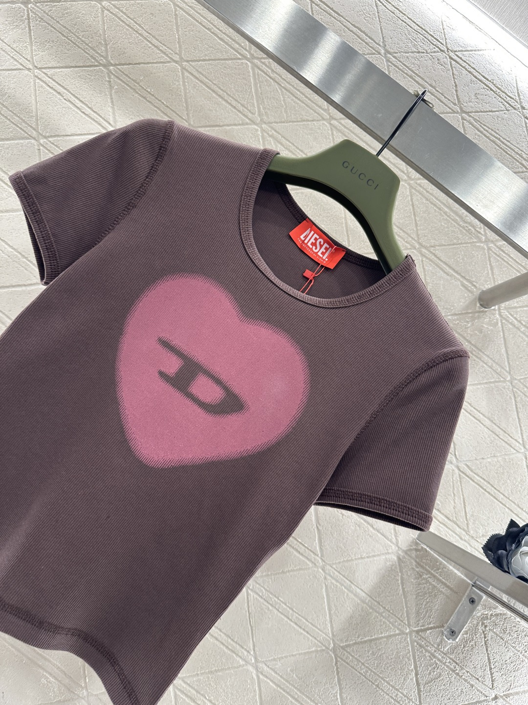 ♥Dise*♥2026新品上架 爱心修身𝑇𝑒𝑒定制YB原生全棉材质，穿搭舒适，质感十足，圆领短款裁剪，米