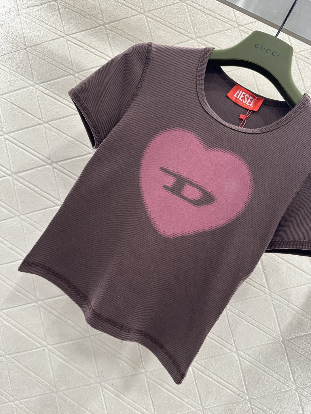 ♥Dise*♥2026新品上架 爱心修身𝑇𝑒𝑒定制YB原生全棉材质，穿搭舒适，质感十足，圆领短款裁剪，米