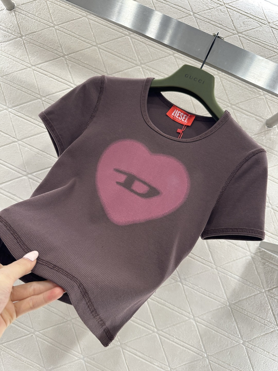 ♥Dise*♥2026新品上架 爱心修身𝑇𝑒𝑒定制YB原生全棉材质，穿搭舒适，质感十足，圆领短款裁剪，米