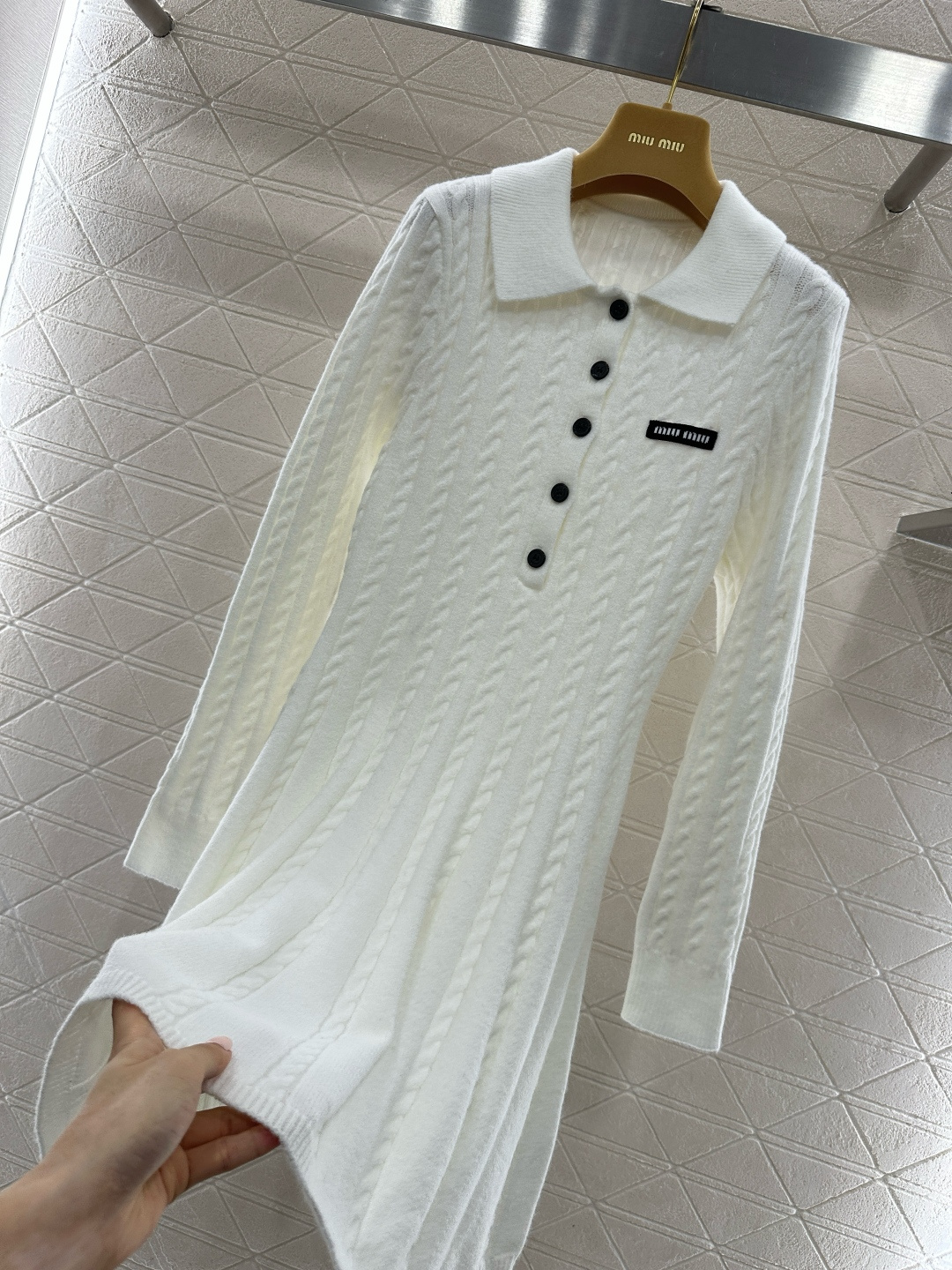 ♥Miumi*♥2026新品上架 翻领麻花针织连衣裙定制YB羊毛纱线织造，质感高级，舒适柔软，翻领针织长