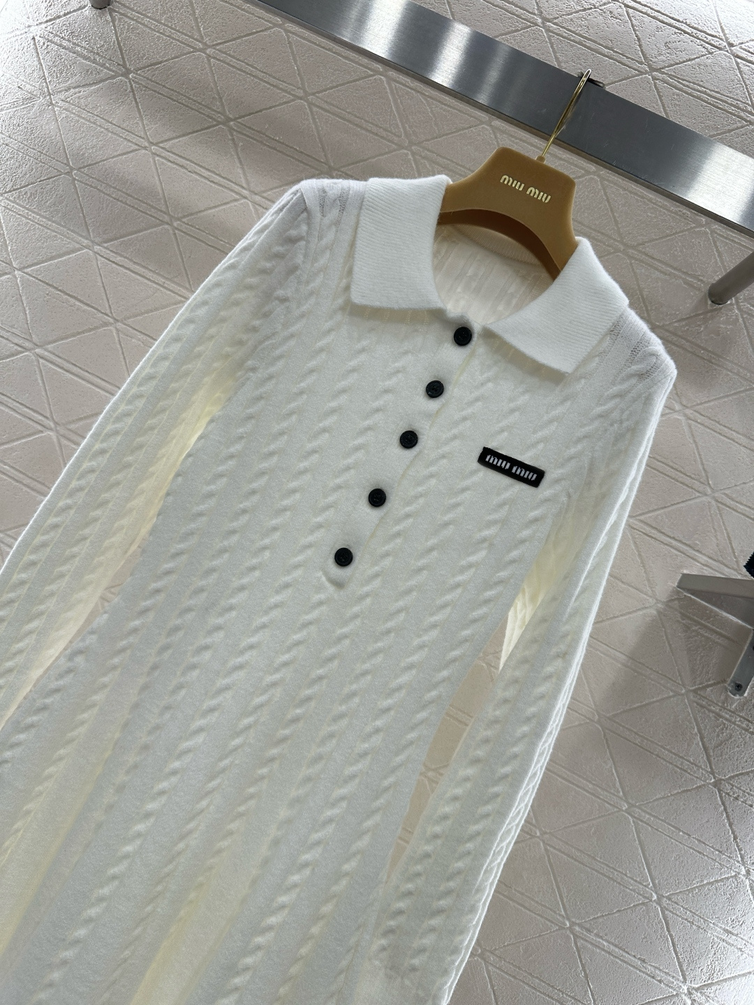 ♥Miumi*♥2026新品上架 翻领麻花针织连衣裙定制YB羊毛纱线织造，质感高级，舒适柔软，翻领针织长