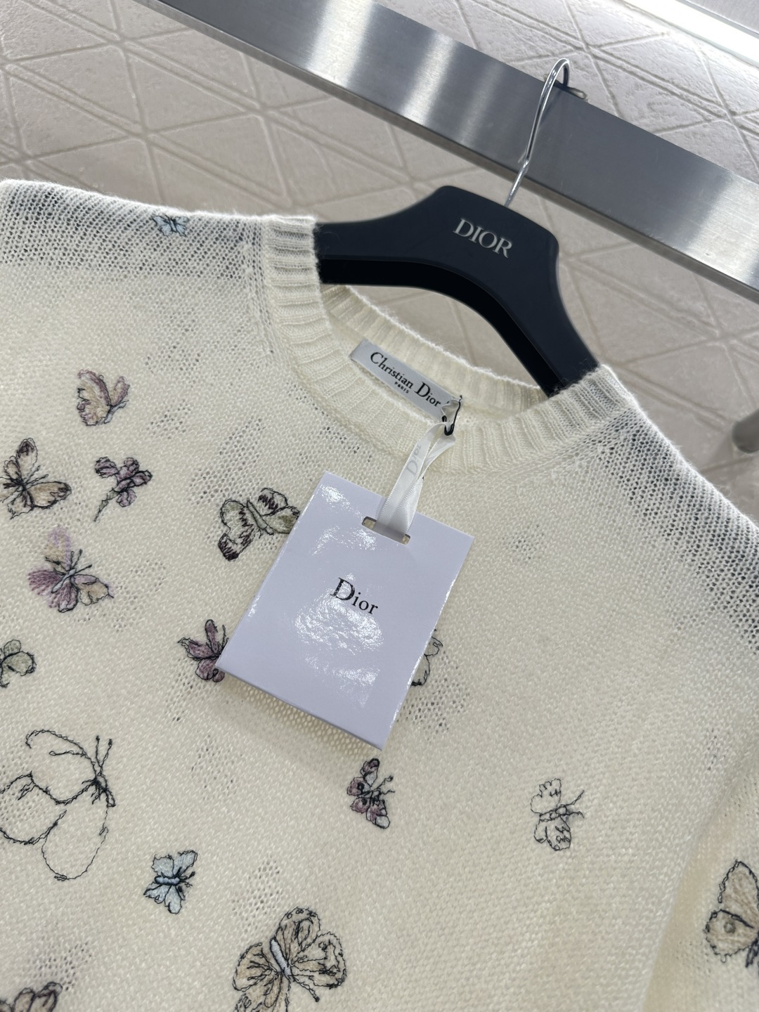 ♥Dio*♥2026新品上架 蝴蝶刺绣针织短袖定制YB丝毛纱线织造，质感高级，舒适柔软，圆领短袖剪裁，米