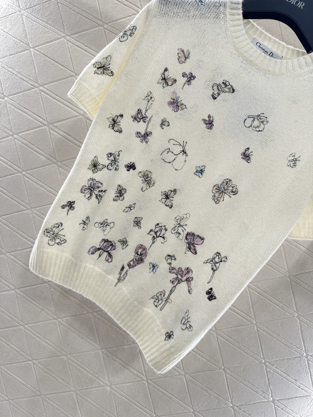 ♥Dio*♥2026新品上架 蝴蝶刺绣针织短袖定制YB丝毛纱线织造，质感高级，舒适柔软，圆领短袖剪裁，米