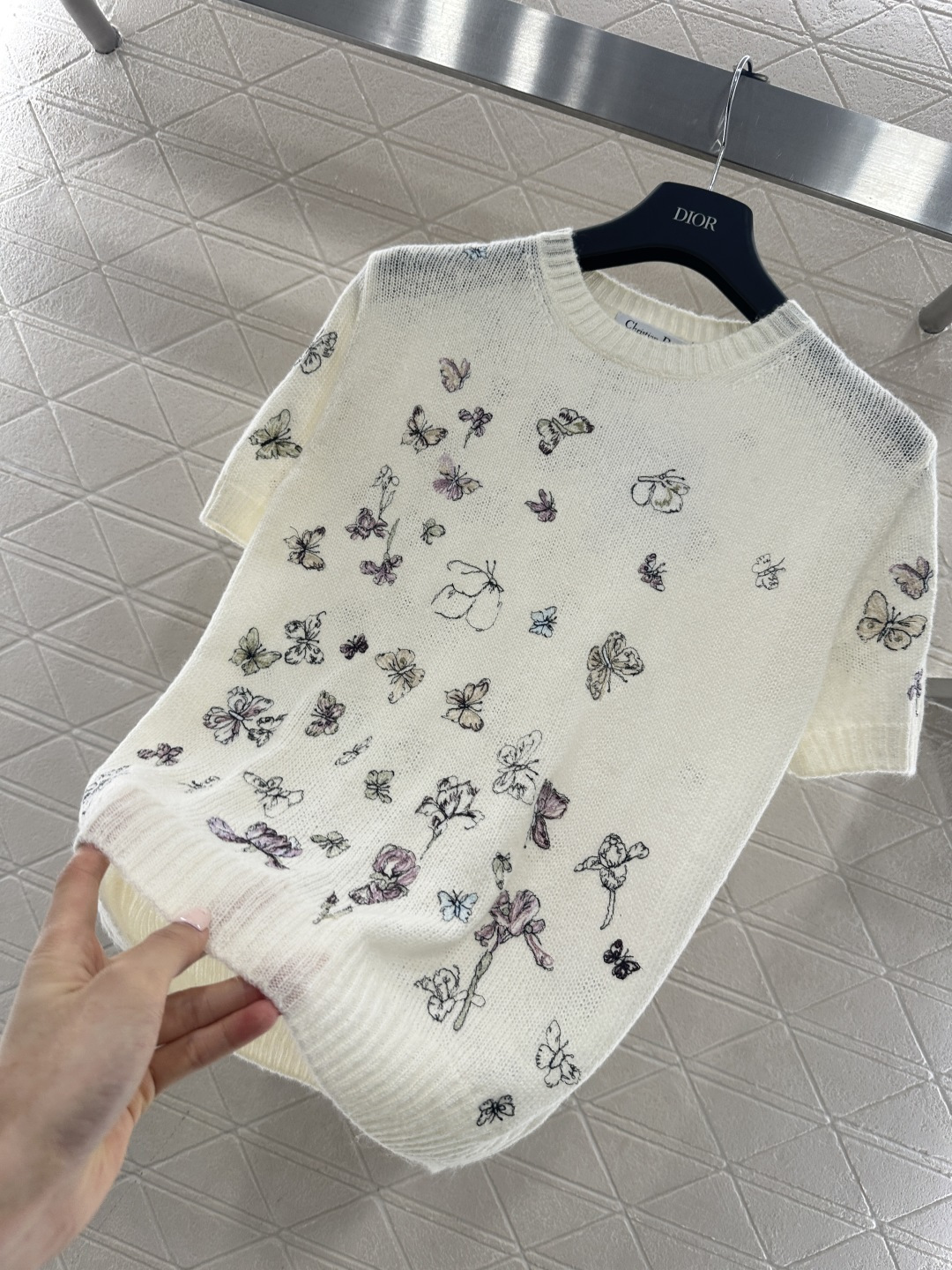 ♥Dio*♥2026新品上架 蝴蝶刺绣针织短袖定制YB丝毛纱线织造，质感高级，舒适柔软，圆领短袖剪裁，米