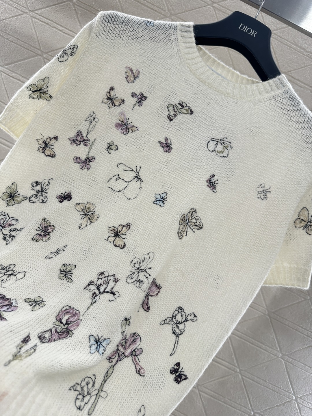 ♥Dio*♥2026新品上架 蝴蝶刺绣针织短袖定制YB丝毛纱线织造，质感高级，舒适柔软，圆领短袖剪裁，米