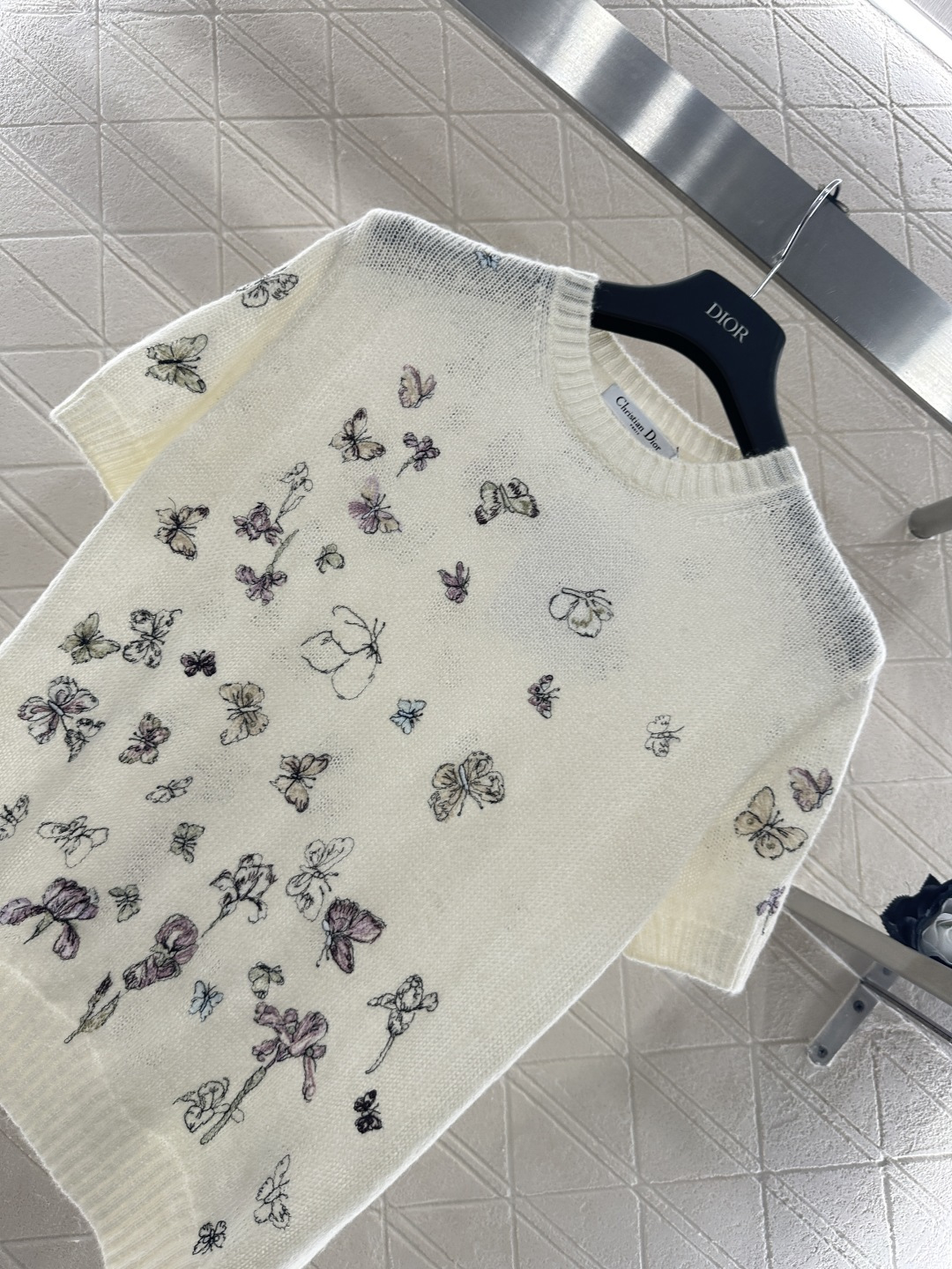 ♥Dio*♥2026新品上架 蝴蝶刺绣针织短袖定制YB丝毛纱线织造，质感高级，舒适柔软，圆领短袖剪裁，米