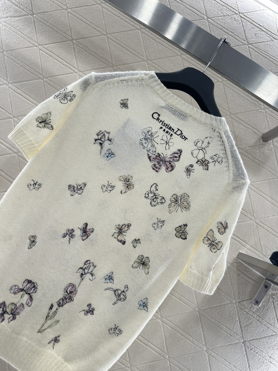 ♥Dio*♥2026新品上架 蝴蝶刺绣针织短袖定制YB丝毛纱线织造，质感高级，舒适柔软，圆领短袖剪裁，米