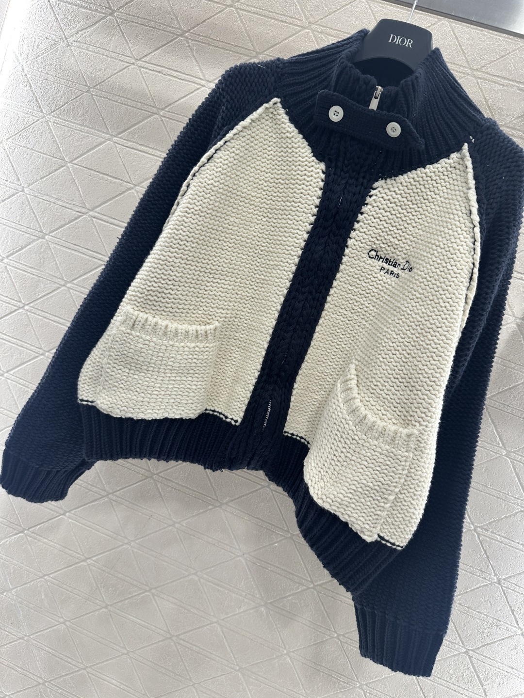 ♥Dio*♥2026新品上架 插肩拼色针织拉链外套定制YB丝毛纱线织造，质感高级，舒适柔软，针织拉链外套