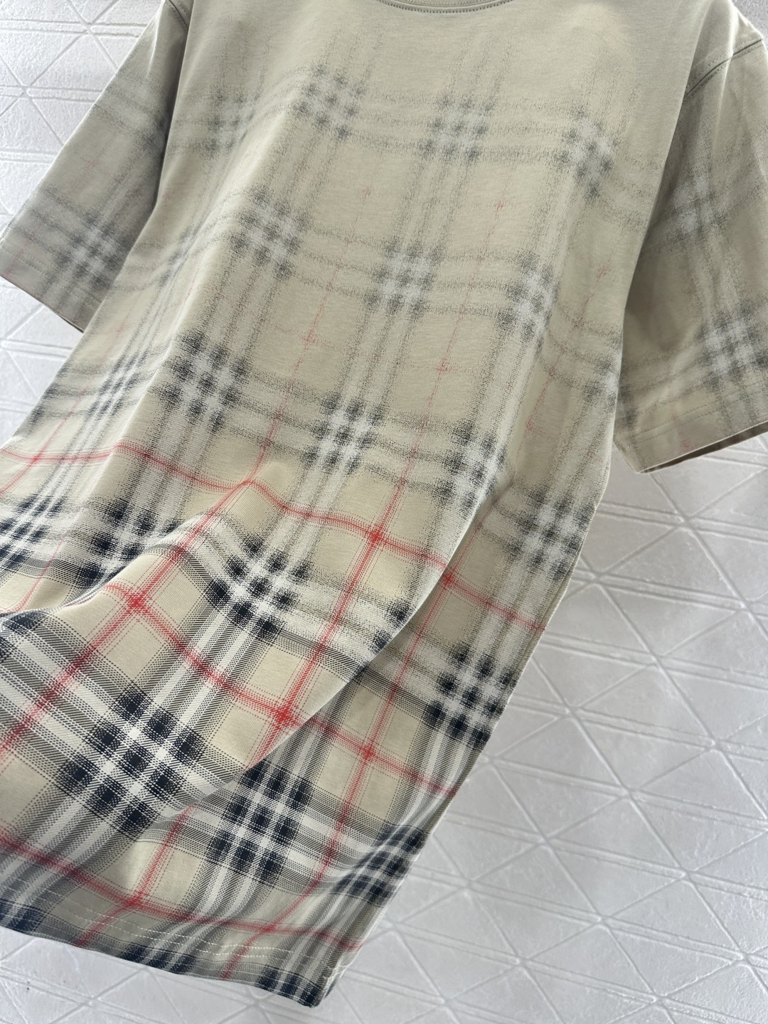 ♥BBR*♥2026新品上架 定位渐变格纹𝑇𝑒𝑒定制YB原生全棉材质，质感细腻，舒适透气，宽松短袖裁剪，