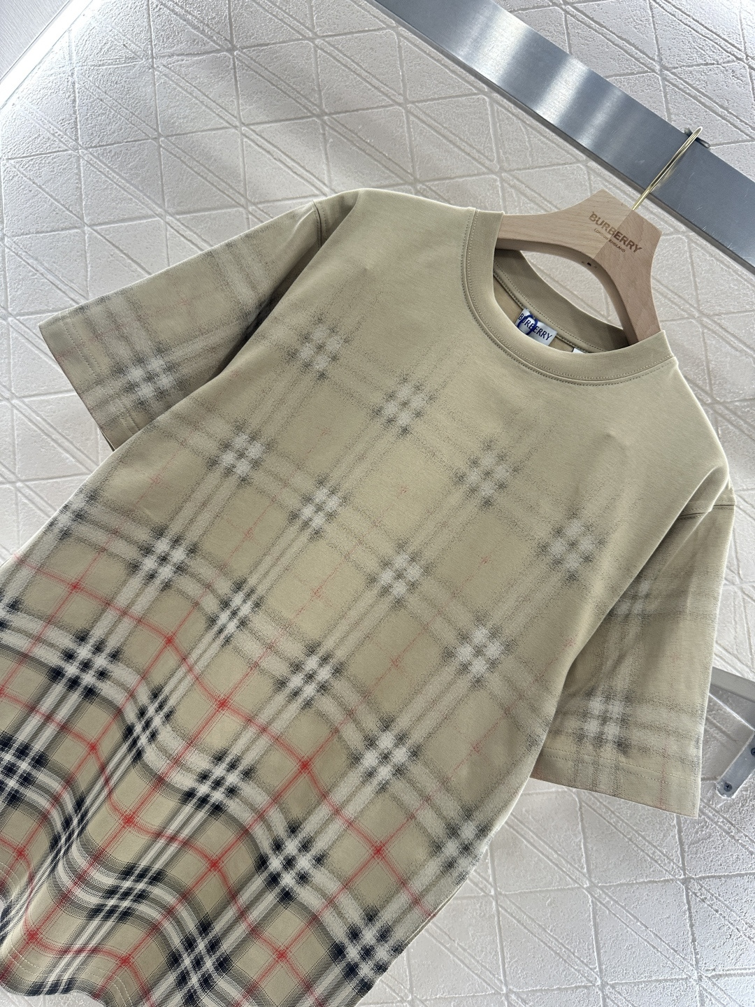 ♥BBR*♥2026新品上架 定位渐变格纹𝑇𝑒𝑒定制YB原生全棉材质，质感细腻，舒适透气，宽松短袖裁剪，