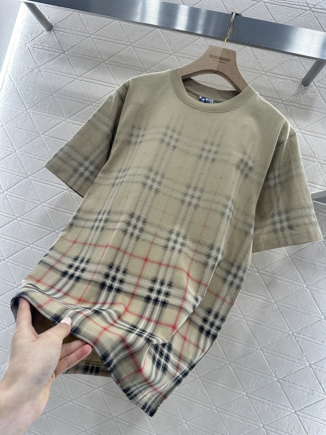 ♥BBR*♥2026新品上架 定位渐变格纹𝑇𝑒𝑒定制YB原生全棉材质，质感细腻，舒适透气，宽松短袖裁剪，